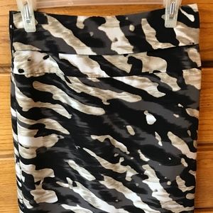 Worthington black/gray/tan/white petite skirt